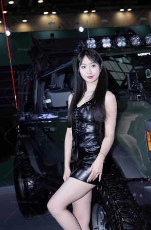 250328-7=16 改装车展上性感美胸皮裙双模 6P