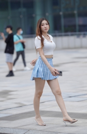 一颦一笑 目若秋水