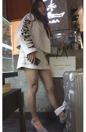 和闺蜜一起逛街的两个小姐姐