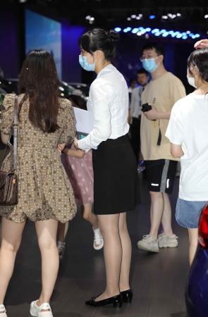 【街拍心灵】奔驰销 售顾问灰丝街拍美腿制服