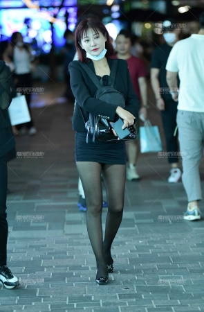 短裙黑丝袜美女