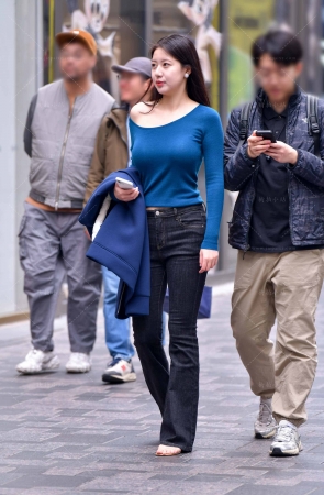 抓拍漂亮的牛仔长裤美女