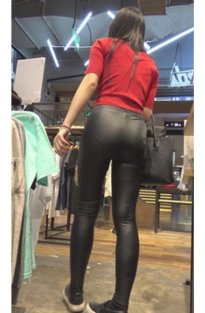 漂亮的红衣紧身黑皮裤美女