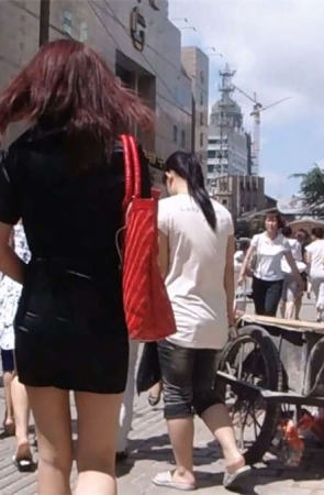 街头跟拍性感白腿MM