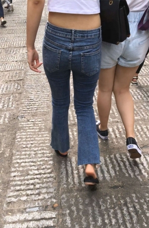 牛仔紧身美臀女