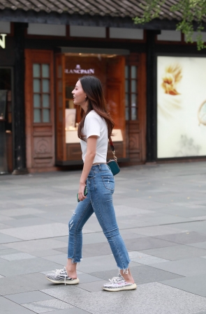 漂亮的极品露腰牛仔裤美女