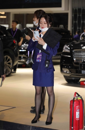 汽车销shou 街拍黑丝高跟职业装