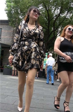 4K 花裙子街拍丝袜高跟鞋美女 [807 MB]