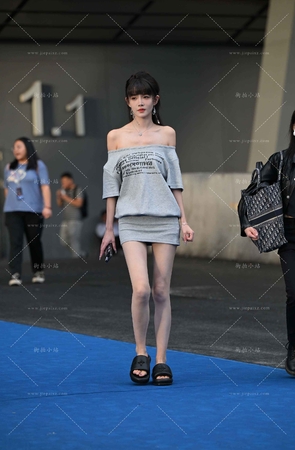 灰色短裙网红-小玥玥