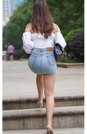 （视频二）牛仔裙美女 [4.4G/MP4]