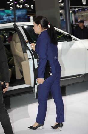 【街拍心灵】凯迪拉克销售顾问短丝街拍高跟制服