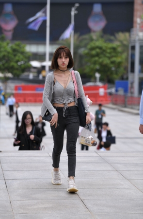 性感小吊带低胸美女