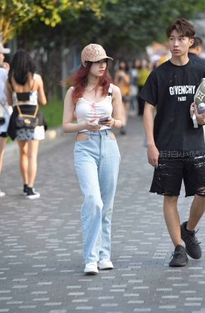 牛仔长裤高颜值美女