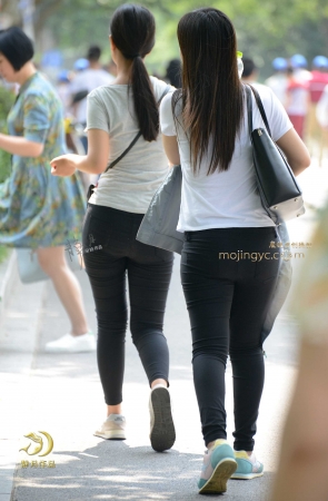 两个朴素的黑裤妹子—-（20P）