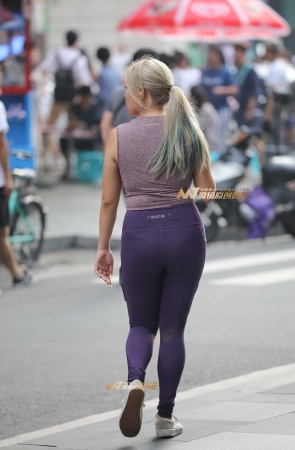 极致抓拍 美臀运动裤