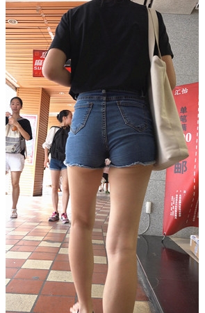 牛仔热裤小姐姐