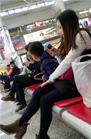 4k超清，候车室玩手机的裤袜少妇