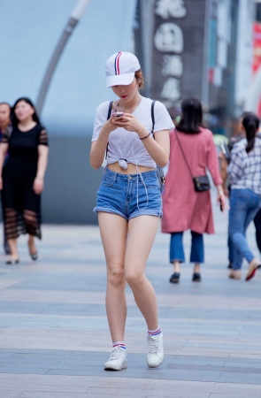 热裤，裸腿，运动鞋（16）