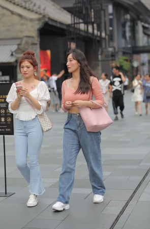 露腰的漂亮小姐姐