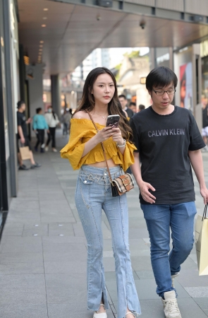 靓丽翘臀紧牛小姐姐～