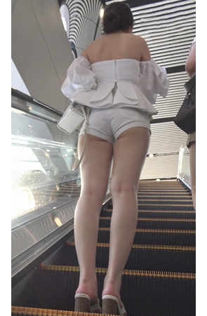 街拍白色热裤小月牙美女