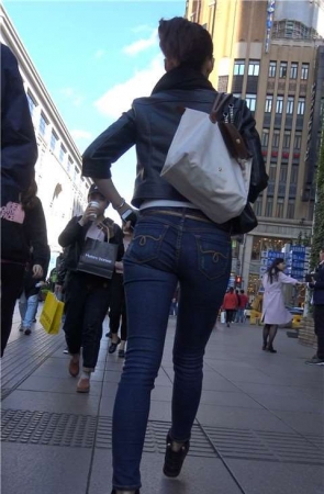 4K – 堪称完美身材街拍牛仔美臀女神 [795 MB]