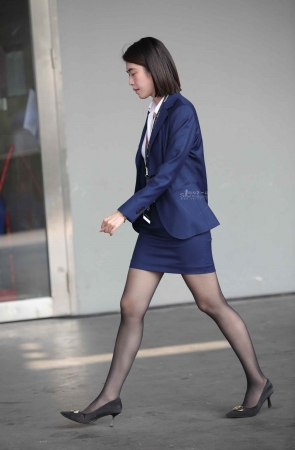 【街拍心灵】奔驰销售主管黑丝长腿街拍高跟气质好