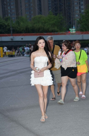 肤白貌美超短白裙小姐姐