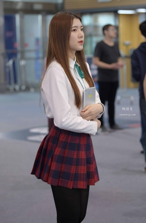 91125-5+96微胖黑丝女孩 5P