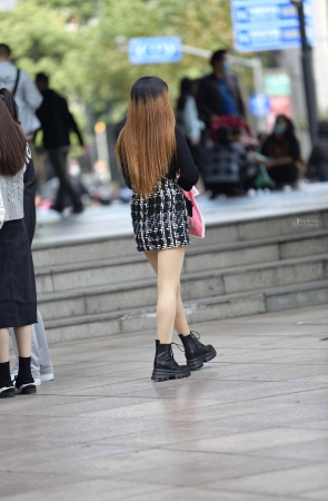 街拍丝袜和靴子一起来