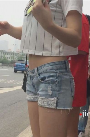街拍公交站等车的热裤短牛仔小妹 [3.15 GB]