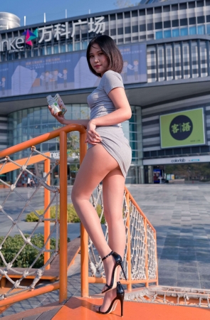 F168商业广场看哈哈镜的包臀裙肉丝萌宝儿134G