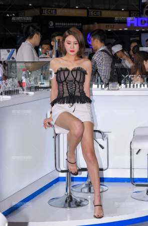 白色短裤裹胸模特