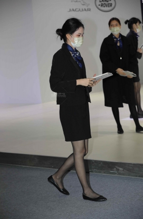 【街拍心灵】路虎汽车销 售黑丝街拍美腿制服