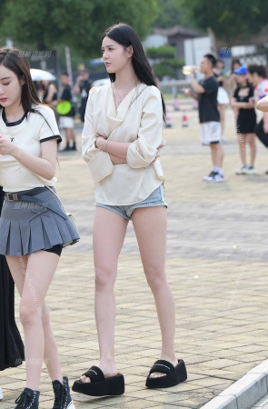 23623-52=60√热裤大白腿，春光外…. 15P