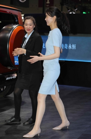 【街拍心灵】奔驰礼仪街拍小姐姐肉丝美腿高跟