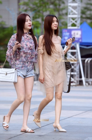 撩人的大长腿姐妹花