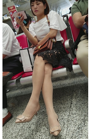 玩手机的短发美妇