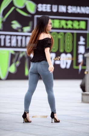 一字肩紧身裤美臀