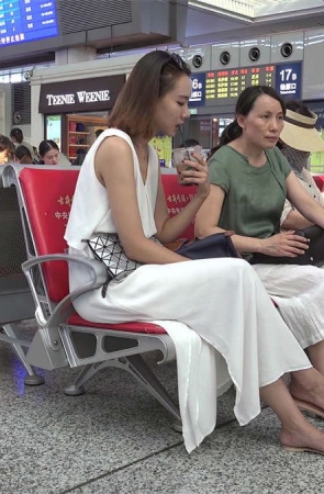 雪肌细腻明星脸，艳趾纤足难以抗拒的美人风采