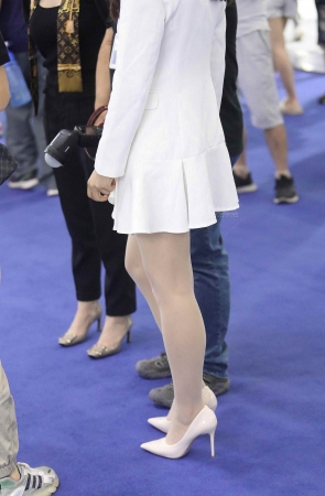 车展街拍肉丝高跟主持人