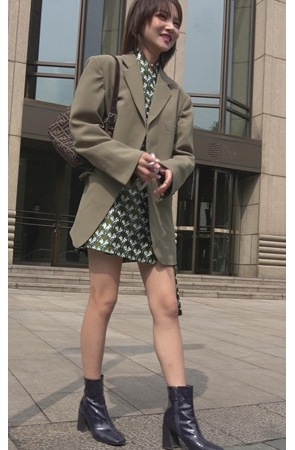 漂亮的短发裸腿美女[1.3G/MP4]