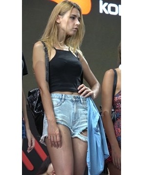 4k-长腿高挑好身材的破洞牛仔热裤外国妞