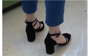 4k-蓝色紧身牛仔裤试高跟街拍美足