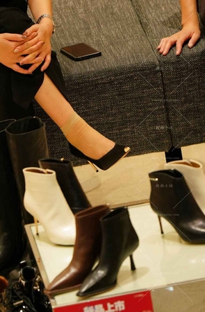 成熟的朲槭少f试鞋