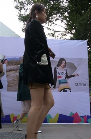 4K – 金色短裙街拍美腿高跟鞋美女姐姐 [1.00 GB/MP4]