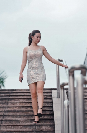 御风街拍&穿紧身包臀吊带裙的s妇 【套图+视频】