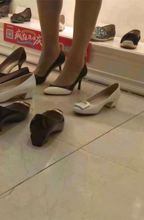美女很厉害站着都可以试鞋