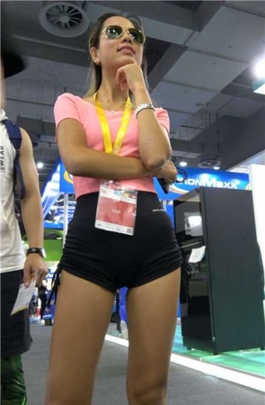 4k-粉T恤紧身热裤翘臀靓模 [1.81 GB]