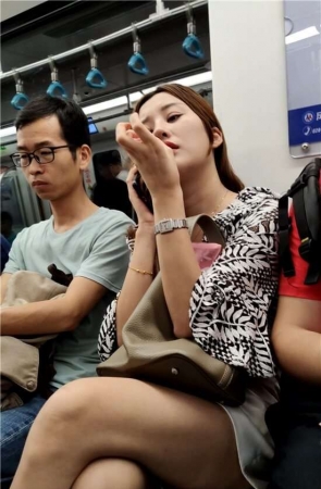 地铁上打电话的少妇 [645 MB/mp4]
